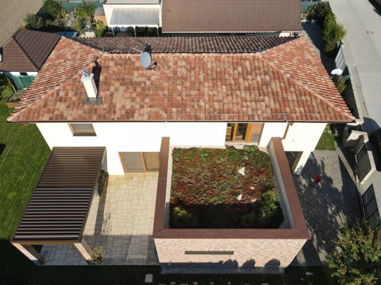 Polointenzívna zelená strecha na terase rodinného domu