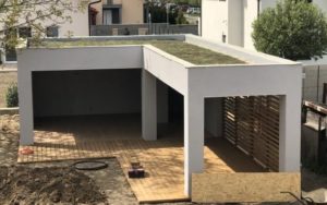 Extenzívna zelená strecha na letnej kuchyni