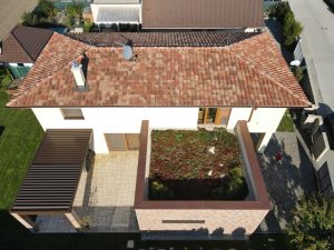 Polointenzívna zelená strecha na terase rodinného domu